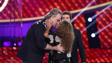 El cariñoso beso de Lolita a Bertín