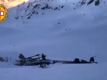 Al menos cinco muertos tras chocar un helicóptero y una avioneta en los Alpes italianos Al menos cinco muertos tras chocar un helicóptero y una avioneta en los Alpes italianos