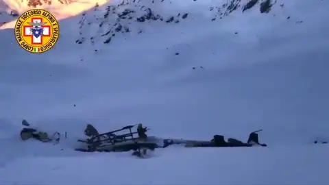Al menos cinco muertos tras chocar un helicóptero y una avioneta en los Alpes italianos Al menos cinco muertos tras chocar un helicóptero y una avioneta en los Alpes italianos