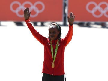 Jemima Sumgong, con su medalla de oro en los Juegos Olímpicos de 2016