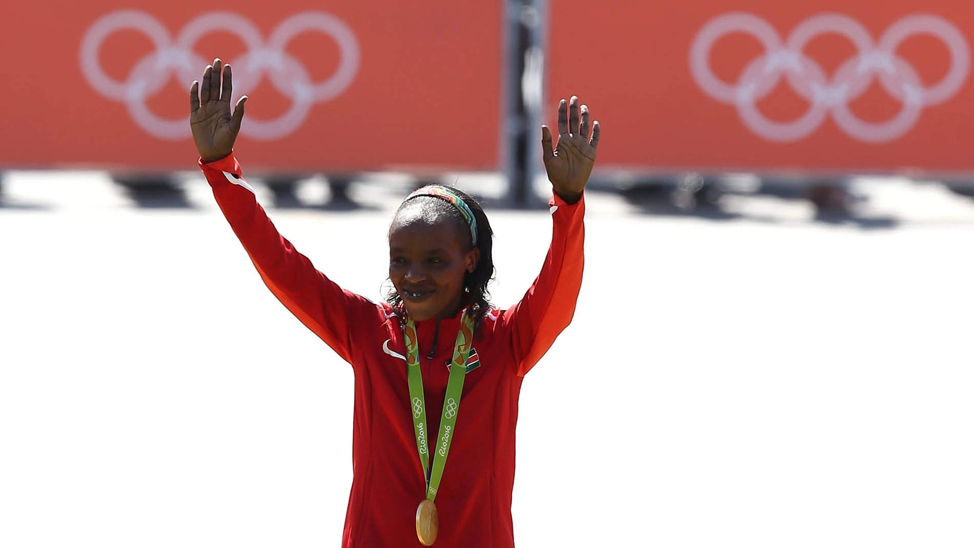 Jemima Sumgong, con su medalla de oro en los Juegos Olímpicos de 2016 Jemima Sumgong, con su medalla de oro en los Juegos Olímpicos de 2016