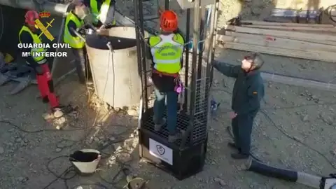 Primeras imágenes rescate de la Guardia Civil en el pozo donde está Julen Primeras imágenes del equipo de rescate de la Guardia Civil preparándose para acceder al pozo