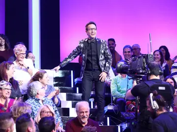 Àngel Llàcer juega al escondite con los concursantes y el jurado de ‘Tu cara me suena’ Àngel Llàcer juega al escondite con los concursantes y el jurado de ‘Tu cara me suena’