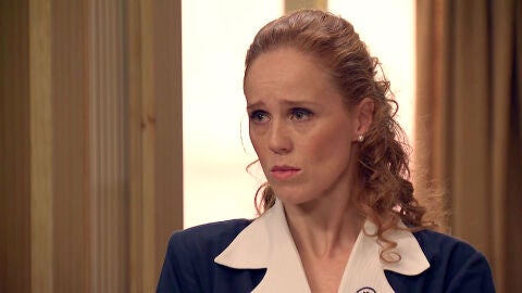  Natalia rechaza a Gabriel que se acerca a ella con planes maliciosos