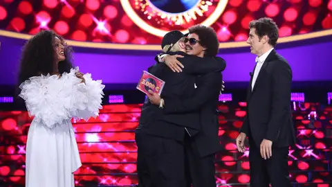 VÍDEO: Carlos Baute y Ruth Lorenzo ganan y ceden su premio a Brays Efe VÍDEO: Carlos Baute y Ruth Lorenzo ganan y ceden su premio a Brays Efe