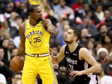 Durant da indicaciones ante la defensa de Satoransky Durant da indicaciones ante la defensa de Satoransky