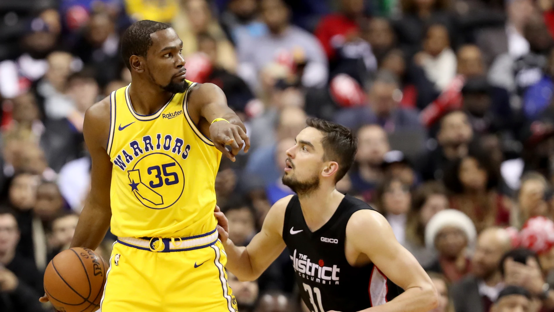 Durant da indicaciones ante la defensa de Satoransky Durant da indicaciones ante la defensa de Satoransky