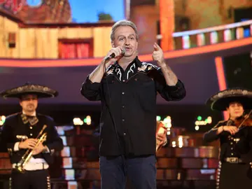 Manu Sánchez conquista con ‘Yo debí enamorarme de tu madre’ en ‘Tu cara me suena’ Manu Sánchez conquista con ‘Yo debí enamorarme de tu madre’ en ‘Tu cara me suena’