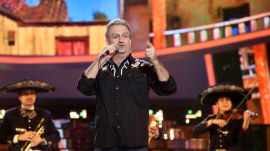 Manu Sánchez conquista como Bertín Osborne con ‘Yo debí enamorarme de tu madre’ en ‘Tu cara me suena’