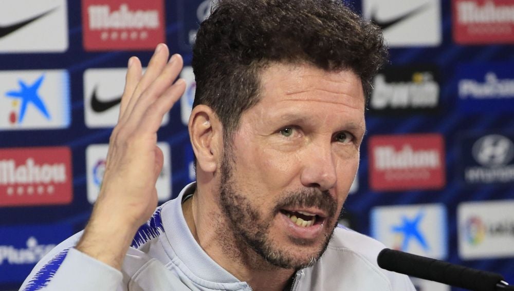 Simeone gesticula ante los medios de comunicación
