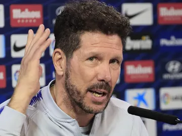 Simeone gesticula ante los medios de comunicación Simeone gesticula ante los medios de comunicación