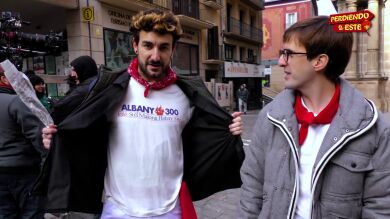 Diario de rodaje de 'Perdiendo el Este' (II): Así vivieron Miki Esparbé y Julián López los Sanfermines en enero