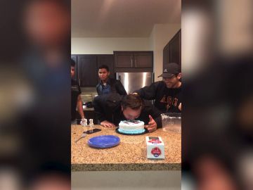 Broma pesada con una tarta de cumpleaños Broma pesada con una tarta de cumpleaños