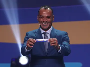 Cafú saca la bola de Brasil en el sorteo de grupos de la Copa América Cafú saca la bola de Brasil en el sorteo de grupos de la Copa América