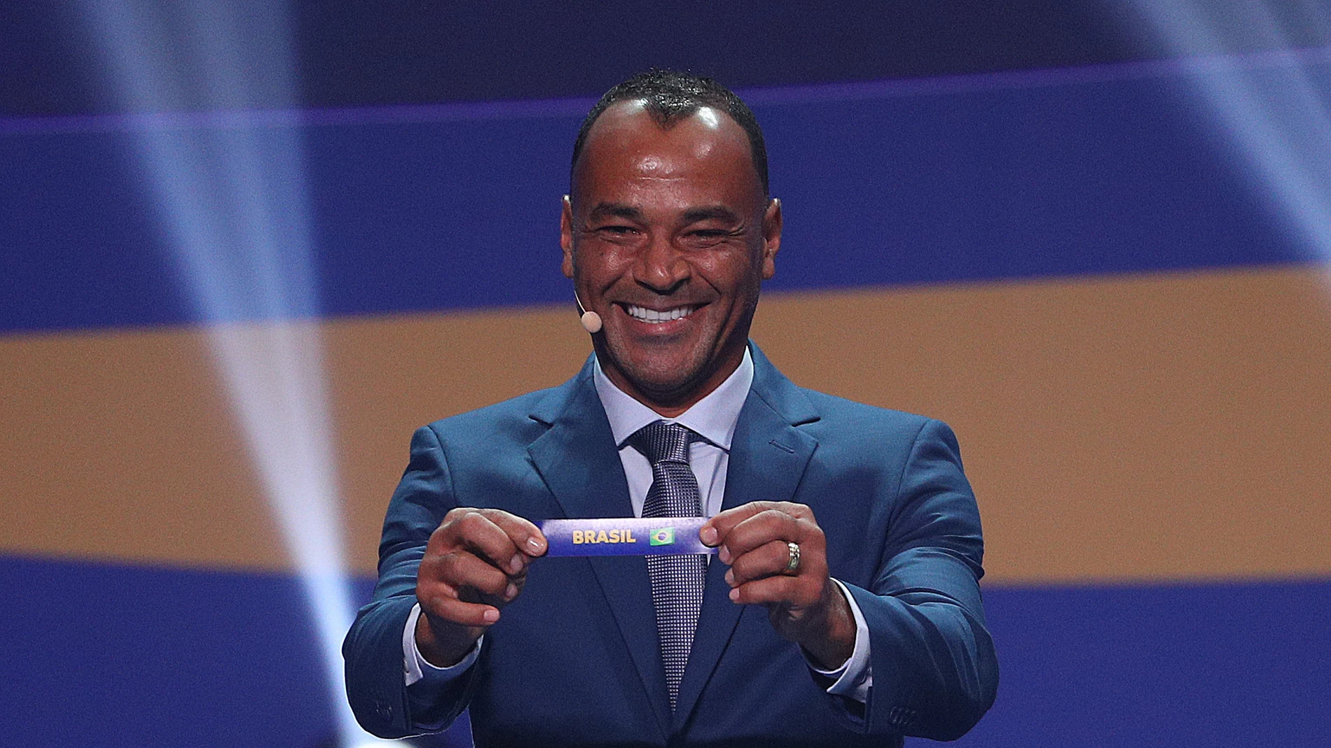 Cafú saca la bola de Brasil en el sorteo de grupos de la Copa América Cafú saca la bola de Brasil en el sorteo de grupos de la Copa América