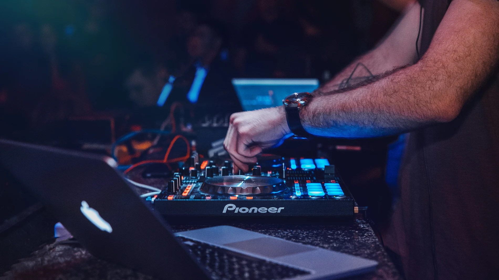 Un Dj pinchando una sesión Un Dj pinchando una sesión