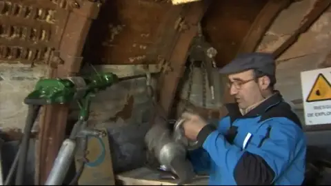 Los últimos mineros miran con orgullo al equipo de rescate en Totalán Los últimos mineros miran con orgullo al equipo de rescate en Totalán