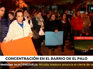 Los vecinos de El Palo esperan noticias de Julen concentrados en la puerta de su casa Los vecinos de El Palo esperan noticias de Julen concentrados en la puerta de su casa