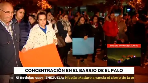 Los vecinos de El Palo esperan noticias de Julen concentrados en la puerta de su casa Los vecinos de El Palo esperan noticias de Julen concentrados en la puerta de su casa