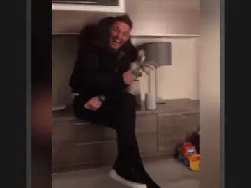 El día que Joaquín descubrió a Alexa: "¿Me puedes contar un chiste...?" El día que Joaquín descubrió a Alexa: "¿Me puedes contar un chiste...?"