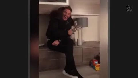 El día que Joaquín descubrió a Alexa: "¿Me puedes contar un chiste...?" El día que Joaquín descubrió a Alexa: "¿Me puedes contar un chiste...?"