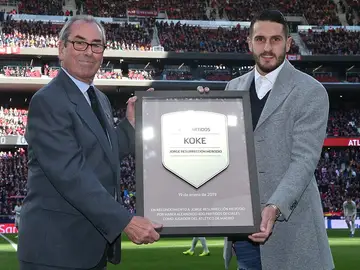 Adelardo entrega a Koke una placa conmemorativa Adelardo entrega a Koke una placa conmemorativa
