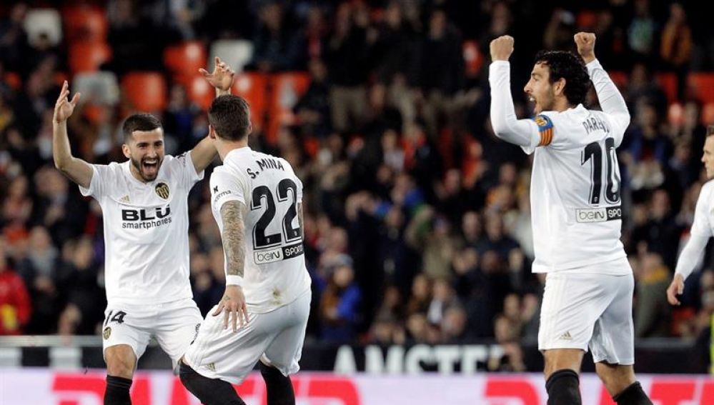Gayà, Santi Mina y Parejo celebran un gol