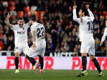 Gayà, Santi Mina y Parejo celebran un gol