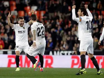 Gayà, Santi Mina y Parejo celebran un gol Gayà, Santi Mina y Parejo celebran un gol