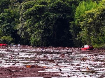 Río de lodo y residuos por la rotura de una presa en Brasil