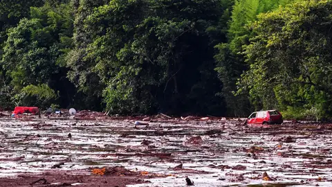 Río de lodo y residuos por la rotura de una presa en Brasil Río de lodo y residuos por la rotura de una presa en Brasil