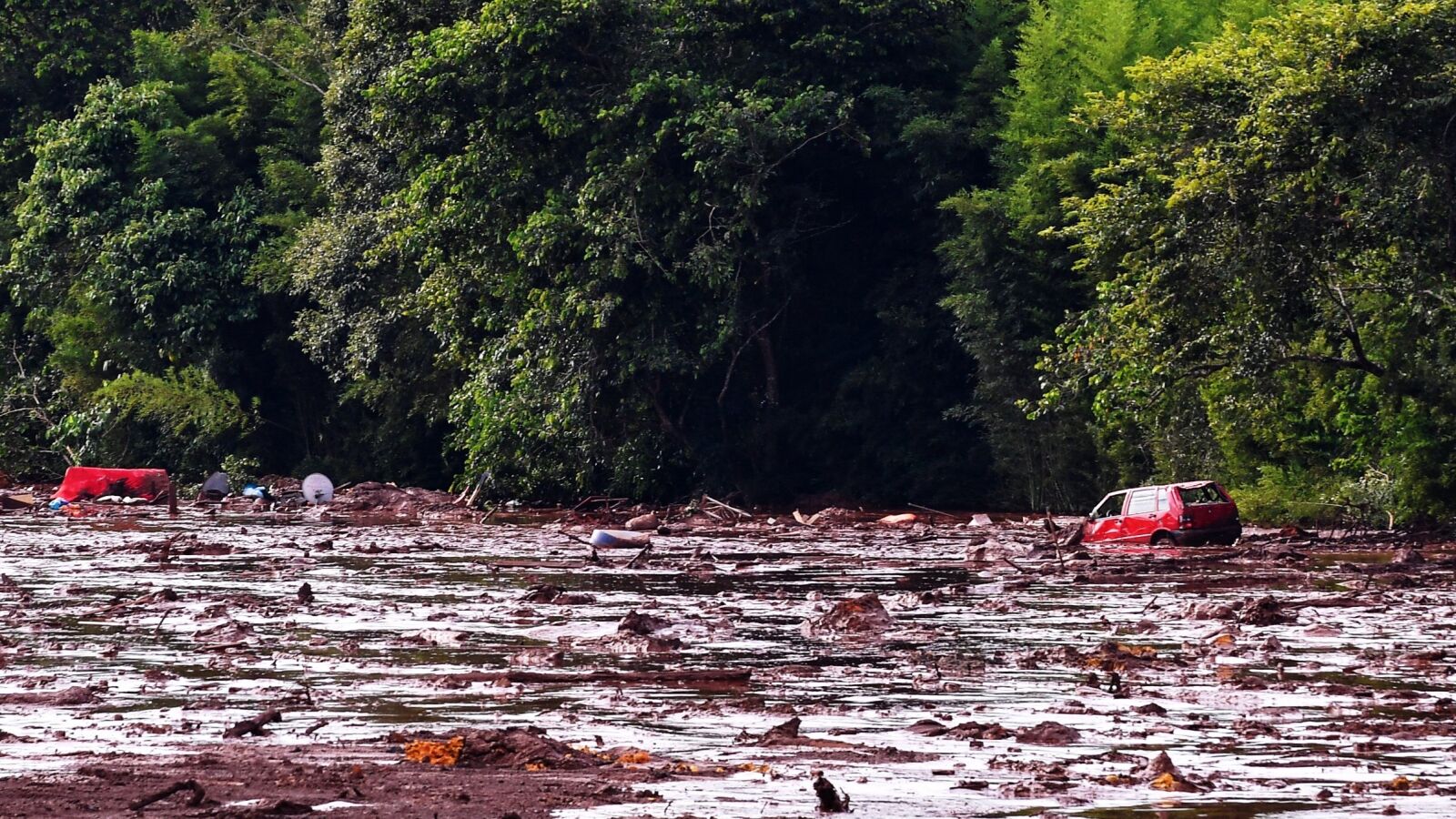 Encuentran decenas de supervivientes tras la rotura de una represa que deja al menos diez muertos en Brasil