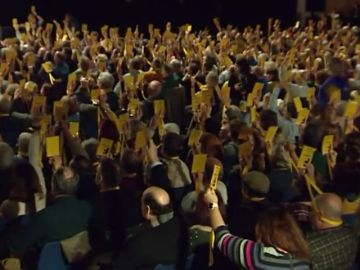 La Crida avala avanzar hacia la independencia de Cataluña sin renunciar a ninguna vía pacífica