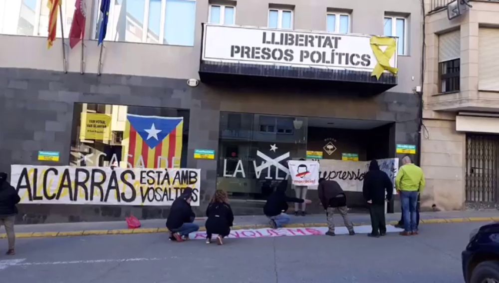 Un grupo de CDR se encierra en el Ayuntamiento de Alcarràs para apoyar a los alcaldes investigados por el 1-O