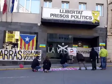 Un grupo de CDR se encierra en el Ayuntamiento de Alcarràs para apoyar a los alcaldes investigados por el 1-O Un grupo de CDR se encierra en el Ayuntamiento de Alcarràs para apoyar a los alcaldes investigados por el 1-O