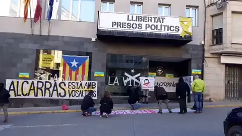 Un grupo de CDR se encierra en el Ayuntamiento de Alcarràs para apoyar a los alcaldes investigados por el 1-O Un grupo de CDR se encierra en el Ayuntamiento de Alcarràs para apoyar a los alcaldes investigados por el 1-O
