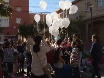 Los vecinos de El Palo guardan un minuto de silencio en honor a Julen
