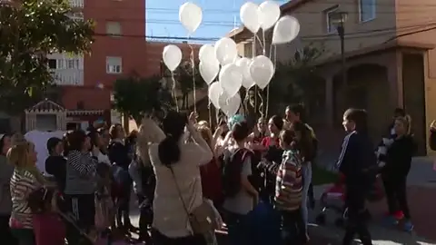Los vecinos de El Palo guardan un minuto de silencio en honor a Julen Los vecinos de El Palo guardan un minuto de silencio en honor a Julen