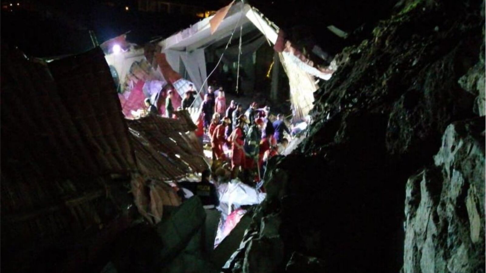 Una pared se derrumba dejando al menos 15 muertos y 30 heridos durante una boda en Perú