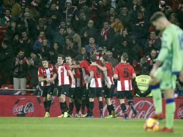 Los jugadores del Athletic celebran un gol