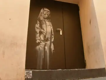 Indignación en París por el robo de una obra del grafitero Banksy en homenaje a las víctimas de los atentados de Bataclan Indignación en París por el robo de una obra del grafitero Banksy en homenaje a las víctimas de los atentados de Bataclan