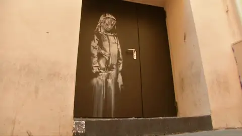 Indignación en París por el robo de una obra del grafitero Banksy en homenaje a las víctimas de los atentados de Bataclan Indignación en París por el robo de una obra del grafitero Banksy en homenaje a las víctimas de los atentados de Bataclan