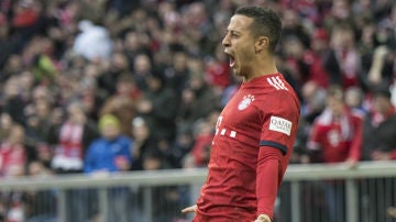Thiago celebra un gol con el Bayern