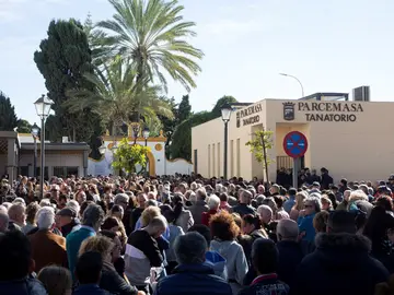 Cientos de personas acuden este mediodía a dar su último adiós a Julen Cientos de personas acuden este mediodía a dar su último adiós a Julen