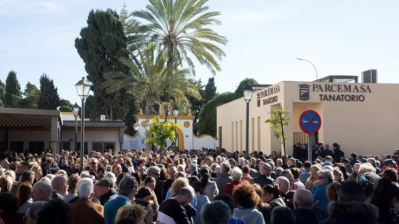 Cientos de personas acuden este mediodía a dar su último adiós a Julen