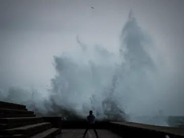 Imagen de archivo de oleaje en San Sebastián Imagen de archivo de oleaje en San Sebastián