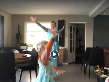 Un padre baila con su hijo disfrazados de Elsa de Frozen Un padre baila con su hijo disfrazados de Elsa de Frozen