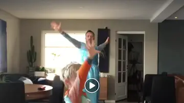 Un padre baila con su hijo disfrazados de Elsa de Frozen Un padre baila con su hijo disfrazados de Elsa de Frozen