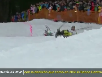 Espectaculares saltos en la tradicional carrera de trineos en Baviera Espectaculares saltos en la tradicional carrera de trineos en Baviera