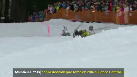 Espectaculares saltos en la tradicional carrera de trineos en Baviera Espectaculares saltos en la tradicional carrera de trineos en Baviera